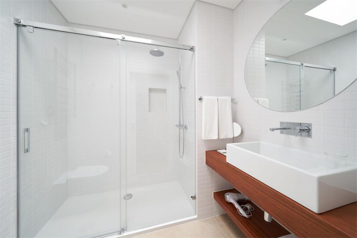 white shower room in Funchal